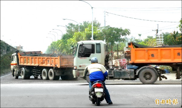 屏一八九線近年來砂石車進出頻繁，引發民怨。（記者李立法攝）