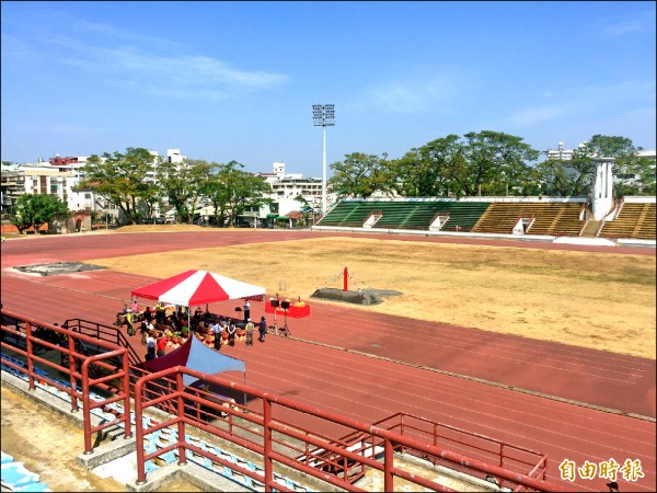 屏縣田徑場跑道少兩公尺，昨天動土整修。
（記者羅欣貞攝）