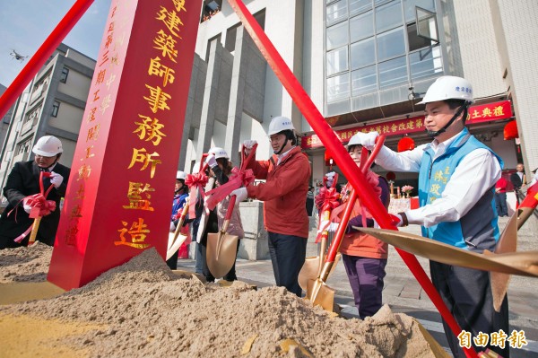 基隆中正國中改建老舊校舍舉行動土儀式。（記者林欣漢攝）