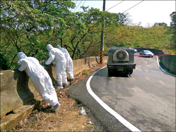 針對新竹縣湖口鄉羊喜窩段坡崁下遭棄置四百多隻死雞，縣府比照禽流感案例處理模式，現場進行消毒，並積極追查元兇。（新竹縣政府提供）