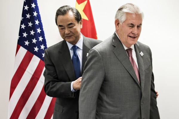 美國國務卿提勒森（Rex Tillerson）17日於的德國波昂（Bonn），和中國外交部長王毅首次會面。（法新社）