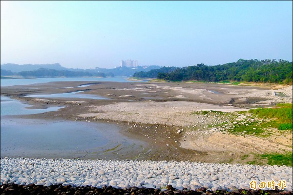 仁義潭水庫蓄水率跌破四成，沙洲浮現。（記者蔡宗勳攝）