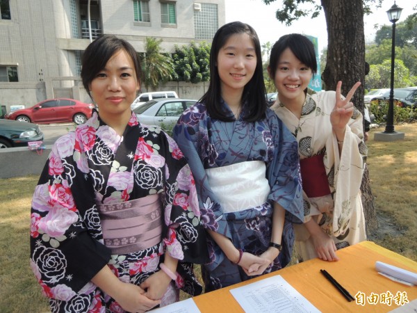 志工穿扮浴衣，增添日本風。（記者洪瑞琴攝）