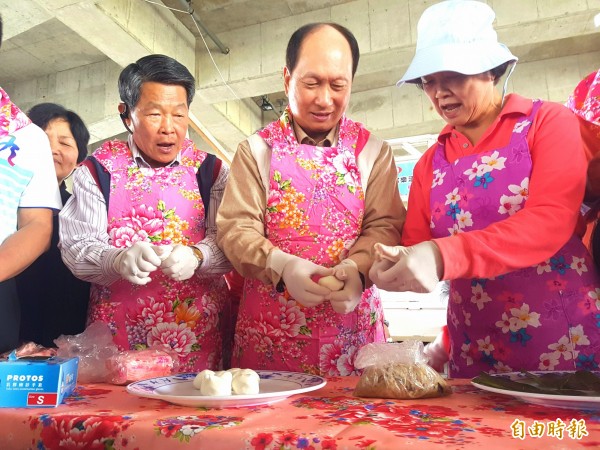 宜蘭縣106年「全國客家日，來宜做客慶天穿」活動今天在冬山火車站熱鬧登場。（記者簡惠茹攝）