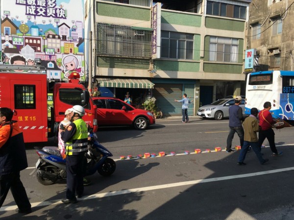 警消人員及區公所等聯合稽查小組勸導遶境不量燃放鞭炮。（南市民政局提供）