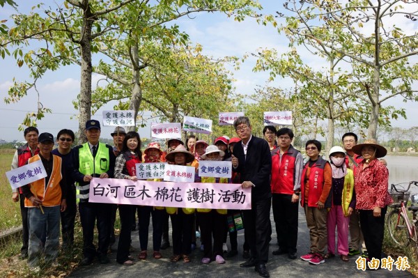 名列全球知名花海街道之一的林初埤木棉道，傳20餘株木棉樹遭削皮破壞，白河警方啟動護樹勤務，與社區宣誓保護世界級景觀。（記者王涵平攝）