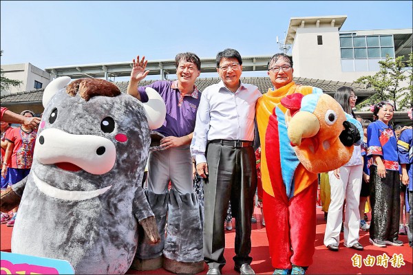 屏東縣長潘孟安（中）出席全國客家日活動，與竹田鄉長傅民雄（左）及新埤鄉長林志成（右）裝扮吉祥物同歡。（記者邱芷柔攝）