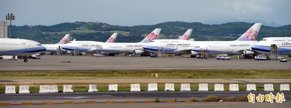 中華航空一架原定飛往吉隆坡的CI721班機，疑似後推起飛時，發現飛機蒙皮出現凹陷。示意圖，非擦撞客機。（資料照，記者朱沛雄攝）