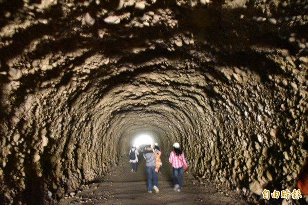 高市推動村落文化發展輔導團隊一探六龜隧道。（記者蘇福男攝）