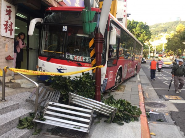 由於正逢下坡路段，無人公車直衝上人行道。（記者陳恩惠翻攝）