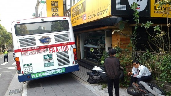 蕭姓駕駛事發後蹲在路旁發抖，臉色蒼白無助。（記者陳恩惠翻攝）