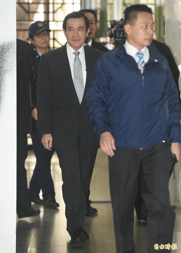 馬英九在大批隨扈簇擁下步入北檢,面對記者詢問黃世銘是否涉及偽證等問題,均笑而不答。(記者廖振輝攝) 馬英九在大批隨扈簇擁下步入北檢,面對記者詢問黃世銘是否涉及偽證等問題,均笑而不答。(記者廖振輝攝)