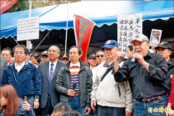 ▲軍系團體發起的「八百壯士捍衛權益行動」，昨在立法院前抗議年金改革。（記者叢昌瑾攝）