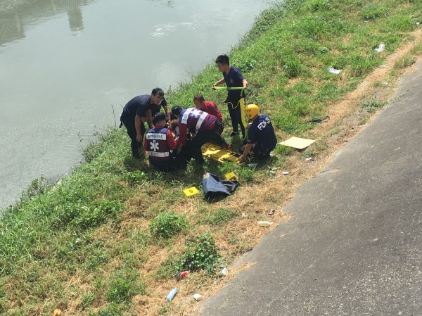 警消協助劉婦送醫。（記者陳文嬋翻攝）