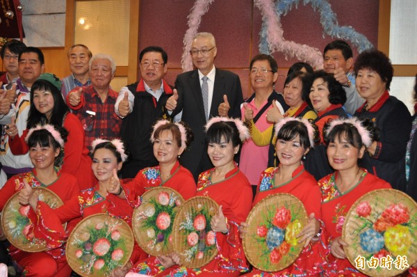 前副總統吳敦義（後排中）爭取桃園市退伍軍人協會支持他競選黨主席。（記者周敏鴻攝）