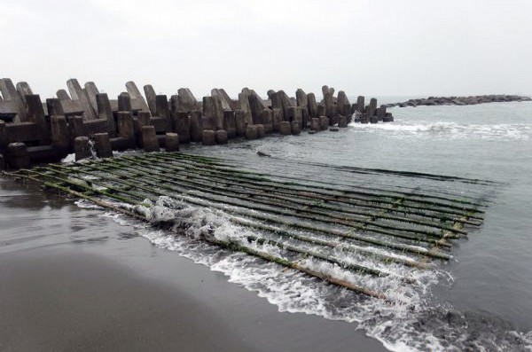 南市外海浮棚式牡蠣養殖，多年來造成海岸環境污染，南市將推動強力管制措施，籲請蚵農配合辦理，共同維護海岸潔淨。（圖由南市農業局提供）