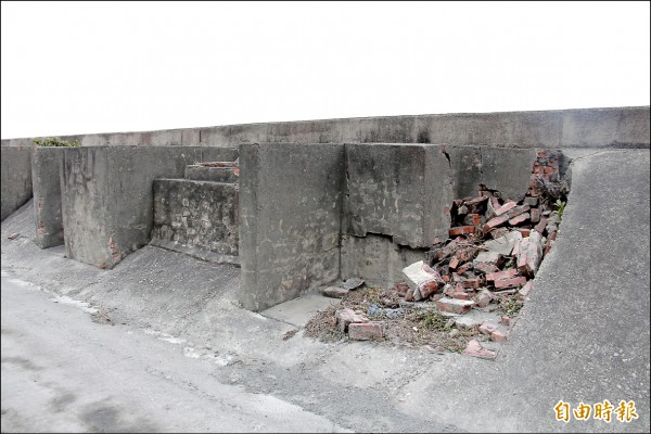 建於芳苑海岸的單兵掩體，因缺乏維護，已見崩壞痕跡。（記者陳冠備攝）