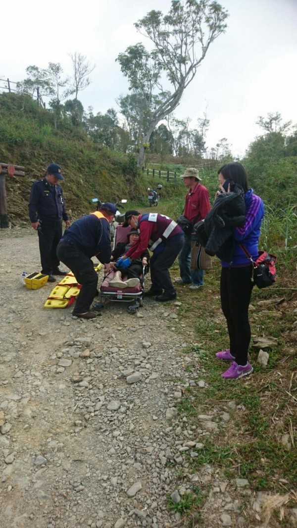 高市一名陳姓婦人開車載友人上山喝咖啡賞美景，卻因不熟路況不慎倒車墜谷。（記者黃佳琳翻攝）