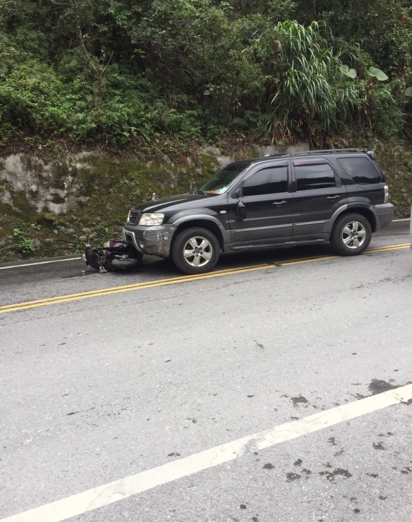 花蓮台8線中橫公路181.1K白沙橋路段，今天上午有輛休旅車於下山途中，疑似疲勞駕駛，恍神跨越雙黃線，直接撞飛對向準備上山工作的52歲林姓機車騎士。（記者王峻祺翻攝）