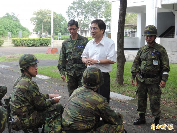 圖為兵役局慰問參加教召的後備軍人。示意圖。（資料照，記者蔡清華攝）