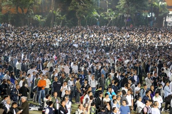 香港逾3萬警察22日上街支持毆打佔中民眾而被判入獄的7名同袍。（法新社）