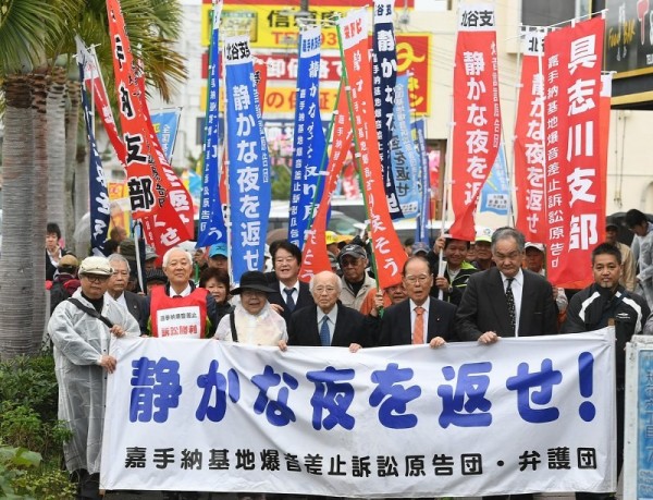 美軍沖繩嘉手納基地的周圍民眾飽受軍機起降噪音所苦，提出集體訴訟，那霸地方法院今判日本政府需賠償301億9800萬日元。（圖擷取自《The Mainichi》）