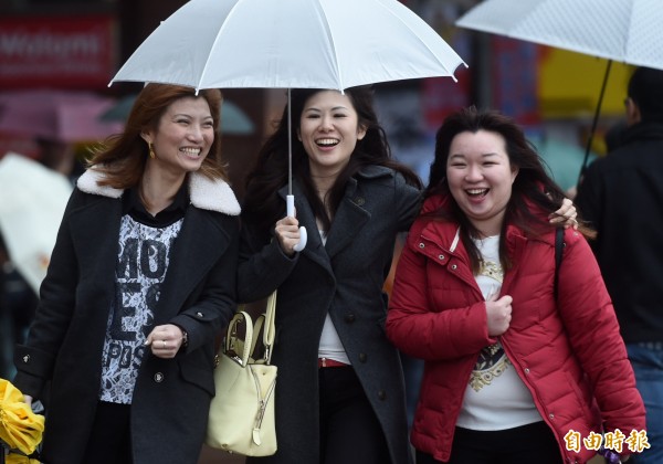 中央氣象局指出，今天（23日）鋒面通過各地有雨，中部以北及宜蘭降雨較明顯。（資料照，記者簡榮豐攝）