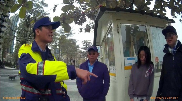 員警在馬拉松人海中找到離家少女。（記者許國楨翻攝）