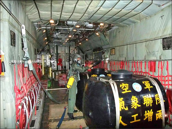 水情吃緊，空軍派員搭乘C130運輸機，在石門、寶山水庫等區域上空進行人工增雨作業。（國防部提供）