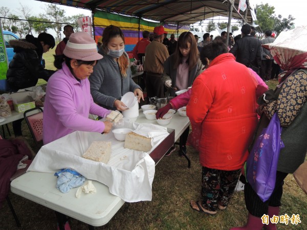 二崙鄉今天過天穿日，現場提供客家美食品嘗。（記者陳燦坤攝）