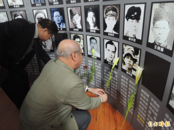 圖為台南市近日舉辦「228大屠殺70週年暨1987年228平反運動30週年藝術聯展」，有228受難者家屬與民眾到場獻花追思，示意圖。（資料照，記者洪瑞琴攝）