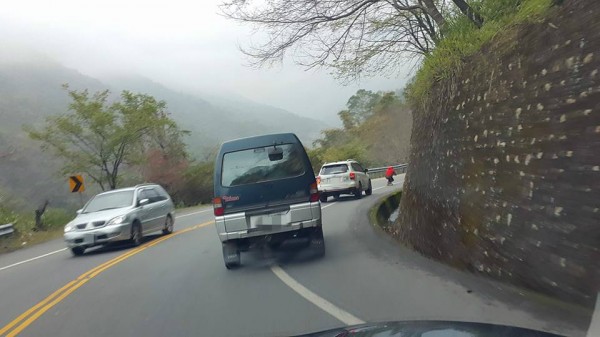 有網友在合歡山公路目擊，竟有民眾（圖中身穿紅衣者）踩著滑板在充滿彎道的下坡山路狂飆，讓看到的網友都痛批簡直罔顧其他用路人的安全。（圖擷自爆料公社）