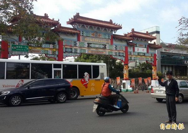 李文正質疑「中正紀念運動公園」的牌樓字樣不倫不類，要求拿掉「中正」兩字。（記者蔡文居攝）