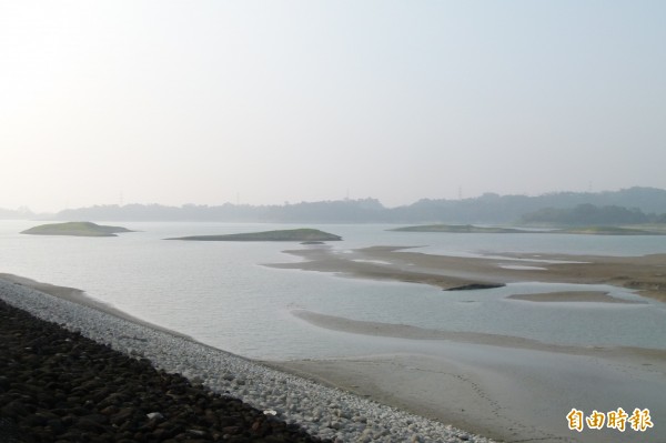 仁義潭水庫蓄水量持續下降，浮現沙洲。（記者蔡宗勳攝）