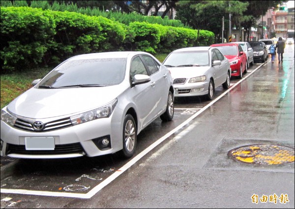 桃園市27、28日路邊停車收費方式將採週六費率。（記者謝武雄攝）