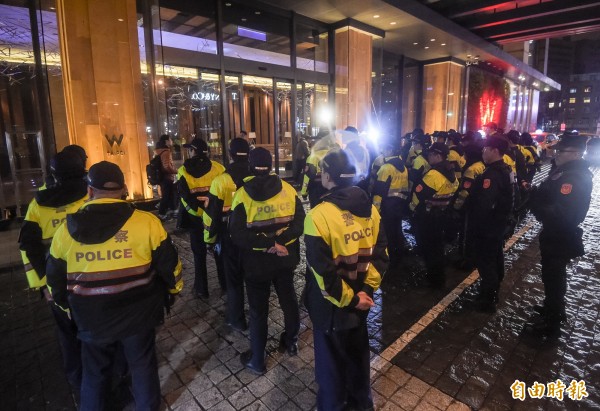 台北市警方深夜動員近百警力，掃蕩W飯店及大型飲酒店等營業場所。（記者黃耀徵攝）