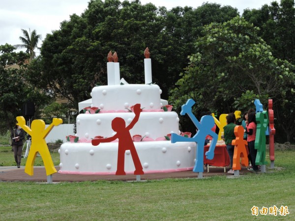 台東生日蛋糕主題公園，有4名男童燃放鞭炮，看到警察來就嚇哭。圖為生日蛋糕雕塑一景。（資料照，記者張存薇攝）