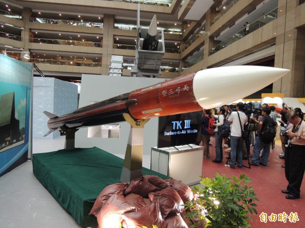 由中科院自製的天弓三型防空飛彈。(記者羅添斌攝) 由中科院自製的天弓三型防空飛彈。(記者羅添斌攝)