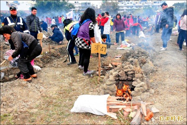 花壇焢窯民眾燒柴火，等柴火燒盡再蓋土燜熟番薯。（記者張聰秋攝）