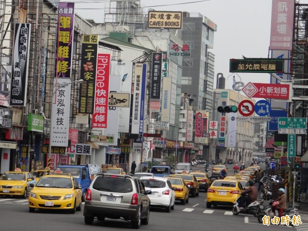 台南市區的北門路與民族路一帶鄰近台南火車站、商家林立，車流量大，易成壅塞路段。（記者王俊忠攝）