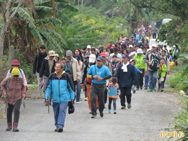 500多位民眾踏上70年前的10公里路，感受和平與智慧。（記者黃明堂攝）