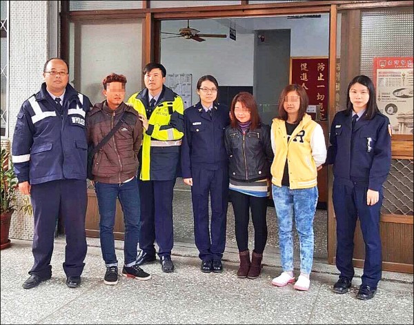 警方在雲林水林鄉一間空屋查獲逃逸外勞，移送移民署專勤隊遣返。
（記者陳燦坤翻攝）