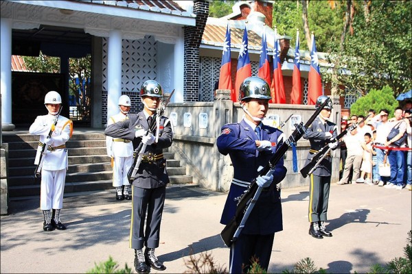 前總統蔣介石的慈湖陵寢目前仍由國軍衛戍，還有三軍儀隊官兵站崗。學者與立委主張，軍方應自慈湖陵寢撤軍，並廢除儀隊儀式，才是落實轉型正義。（資料照）