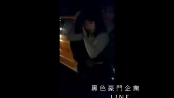 一段疑似恐怖情人擄人的影片昨天引發網友關注。（圖擷取自臉書粉絲團「黑色豪門企業」）