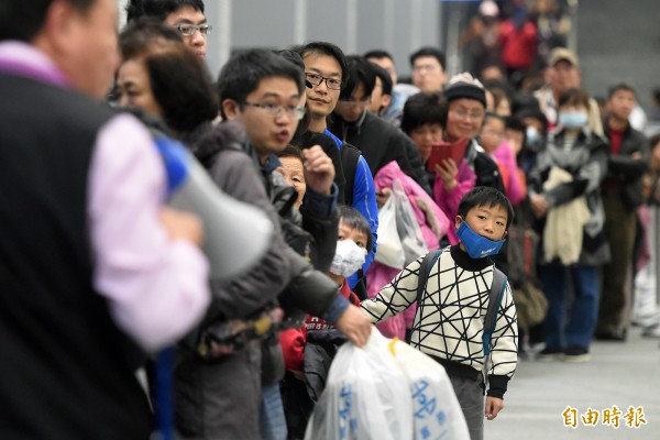 機場捷運倒數2天免費試乘，營運時間延長為上午7點到晚上9點，，A1台北車站27日湧入爆量試乘旅客，大排長龍的人潮讓小朋友不禁引頸期盼趕快試乘。（記者廖振輝攝）