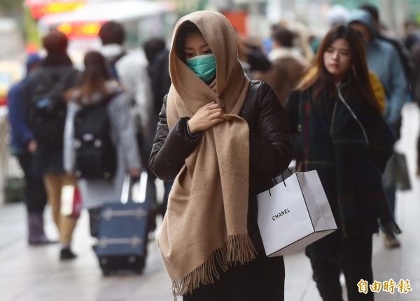 前氣象局預報中心主任吳德榮指出，週三晚間極地大陸冷氣團抵達，各地氣溫下降，週五清晨空曠地區低溫更可能降至10度。（資料照，記者簡榮豐攝）