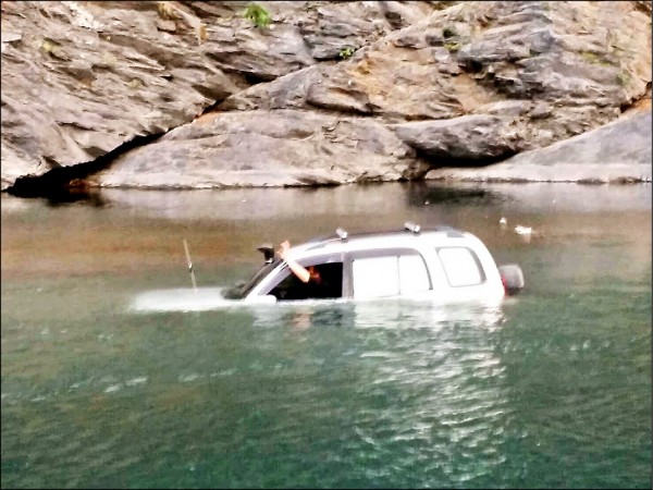 簡男和吉普車在茂林濁口溪載浮載沉，險遭滅頂。（記者蘇福男翻攝）