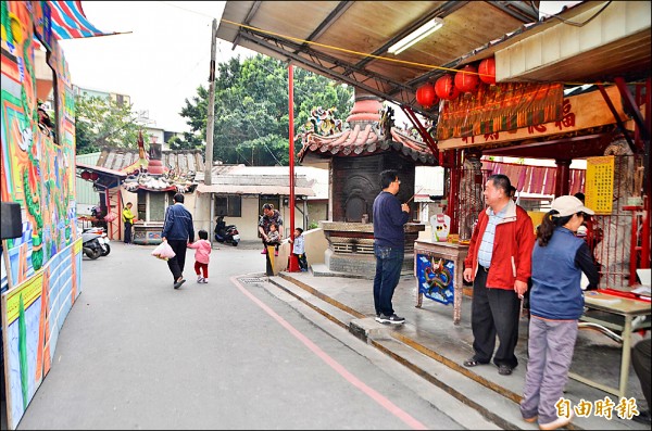 昨日是「頭牙」，草屯鎮正芬巷有兩座比鄰的土地公廟，兩廟土地公一起接受信眾膜拜，也合看布袋戲。（記者陳鳳麗攝）