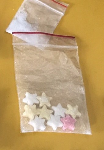 警方查獲外觀像極星形糖果的嗎啡錠。（記者余衡翻攝）