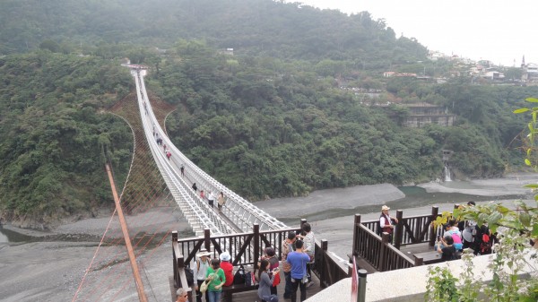 屏東山川琉璃吊橋3月1日可雙向進入（圖由三地門端往瑪家端拍攝）。